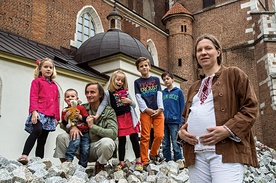 Rodzinka Sikorskich czuje się tu jak u siebie w domu.