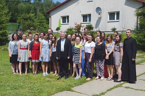 Odpoczywających oazowiczów odwiedził bp Krzysztof Nitkiewicz. 