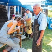 Praca na kole pod okiem mistrza.