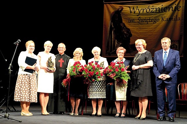 Nagrodzeni z prezydent Zabrza Małgorzatą Mańką-Szulik i przewodniczącym RM Marianem Czocharą.