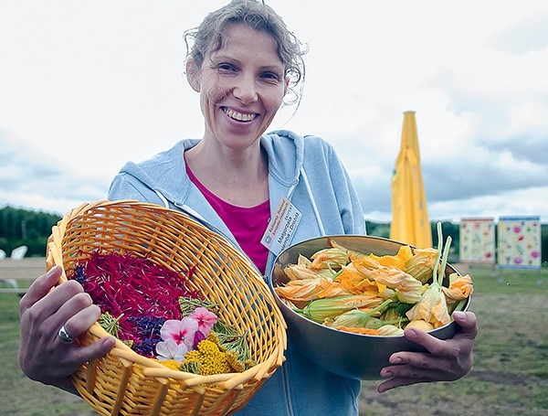 Małgorzata Kalemba-Drożdż na festiwalu w Dobrzycy przekonywała, że kwiaty także doskonale smakują.