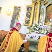 	Bp Stanisław Salaterski odczytał akt zawierzenia parafii Matce Bożej Pocieszenia. 