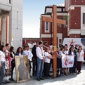 ▼	Podczas najważniejszych celebracji na ołtarzu umieszczone będą  m.in. symbole ŚDM  – krzyż i ikona.