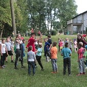 ▲	Organizatorzy dbają o rozwój fizyczny dzieci, organizując im zajęcia sportowe i zabawy na świeżym powietrzu.