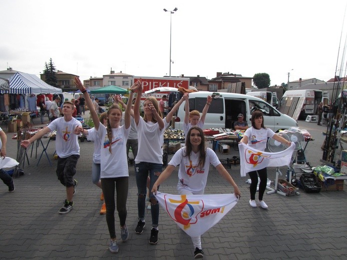 Flash mob promujący Światowe Dni Młodzieży w Przasnyszu