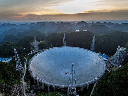 Nowo powstały radioteleskop FAST 
ma średnicę 500 m. 
Dla porównania – największy polski radioteleskop (w Piwnicach koło Torunia) – 32 m.