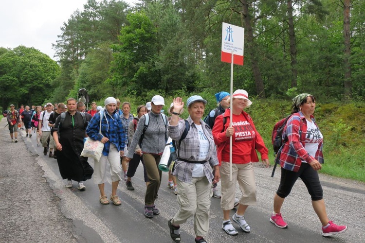 Grupa biało-czerwona Gdańskiej Pieszej Pielgrzymki na Jasną Górę