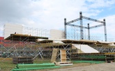 Budowa ołtarza na Campus Misericordiae