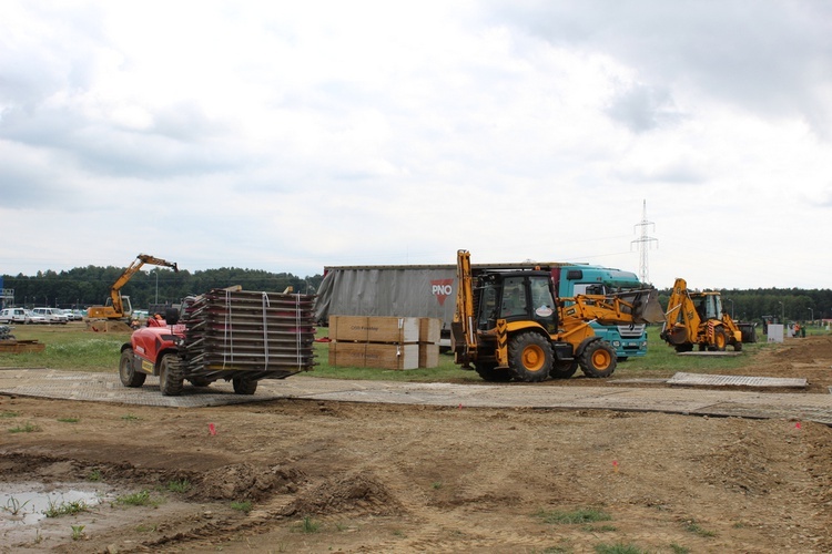 Budowa ołtarza na Campus Misericordiae