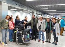 Filipińczycy na lotnisku z ks. Piotem Hoffmanem...
