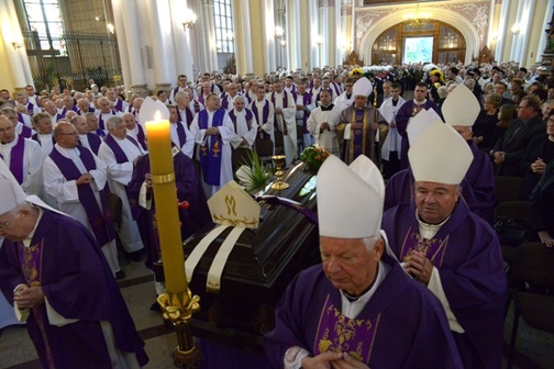 Diecezja radomska z przybyłymi gośćmi, szczególnie z Watykanu i diecezji tarnowskiej żegna trzeciego ordynariusza, abp. Zygmunta Zimowskiego