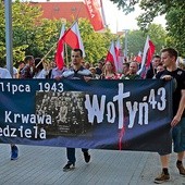 ▲	W trasie marszu wyczytywano imiona, nazwiska i wiek pomordowanych w latach 1941–1945 na terenie byłych Kresów RP.