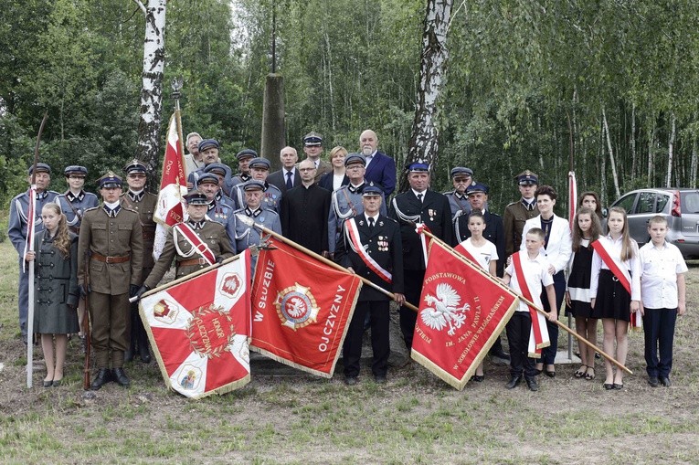 Uczestnicy spotkania przy mogile powstańców z 1863 roku