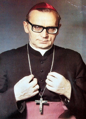 Bp Jan Wosiński przeżył 82 lata, w tym 57 lat w kapłaństwie i 34 lata w biskupstwie. W jego herbie biskupim było zawołanie „Niepokalana zwycięży!”.