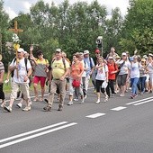 Wśród kilkudziesięciu uczestników były osoby w różnym wieku. Wszyscy zgodnie podkreślali, że to jeden z atutów tej niewielkiej pielgrzymki.