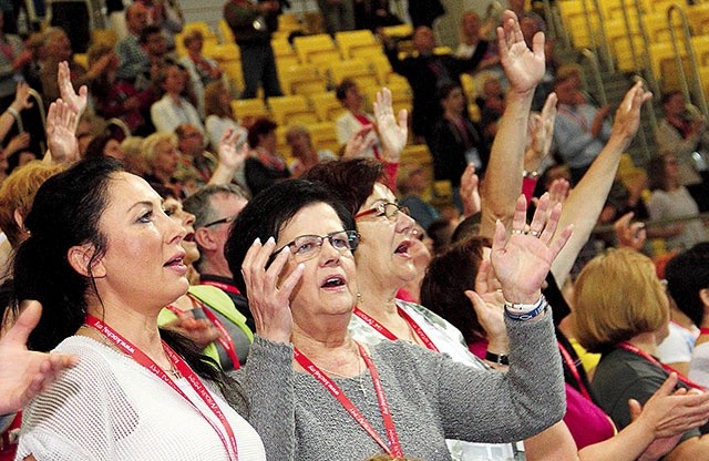 Uczestnicy nauczyli się nie tylko pieśni chwały, ale i tańców uwielbienia.