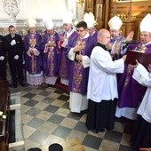 Na prośbę kard. Stanisława Dziwisza, ceremonii złożenia trumny z ciałem śp. abp. Zygmunta Zimowskiego do grobu w kaplicy MB Częstochowskiej przewodniczył bp Henryk Tomasik