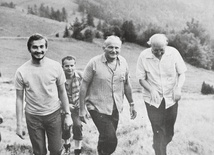 Kard. Karol Wojtyła z ks. Franciszkiem Blachnickim (na zdjęciu po prawej) w drodze na oazowy dzień wspólnoty na górze Błyszcz. Z tyłu ks. Stanisław Dziwisz.