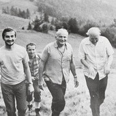 Kard. Karol Wojtyła z ks. Franciszkiem Blachnickim (na zdjęciu po prawej) w drodze na oazowy dzień wspólnoty na górze Błyszcz. Z tyłu ks. Stanisław Dziwisz.