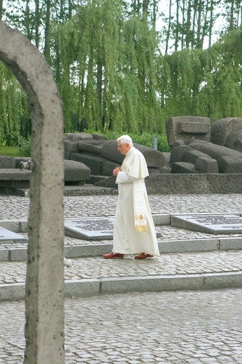 Auschwitz-Birkenau. 28 maja 2006 r. Benedykt XVI pytał o milczenie Boga. Franciszek zapowiedział, że w tym miejscu będzie milczał.