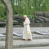 Auschwitz-Birkenau. 28 maja 2006 r. Benedykt XVI pytał o milczenie Boga. Franciszek zapowiedział, że w tym miejscu będzie milczał.