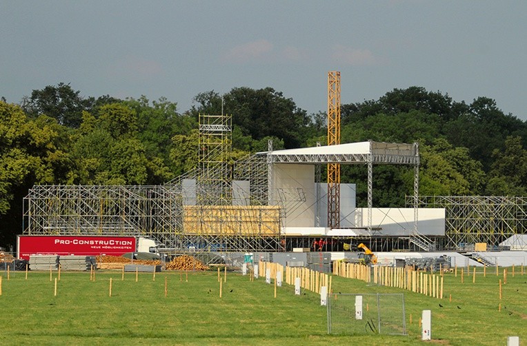 Budowa ołtarza  na krakowskich Błoniach.