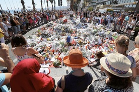 Tragedia w Nicei  była kolejnym  wstrząsem  dla Francuzów. Spontanicznie  przynoszą kwiaty  na miejsce zbrodni.