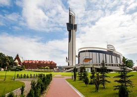 Bazylikę Bożego Miłosierdzia wybudowano w latach 1999–2002.