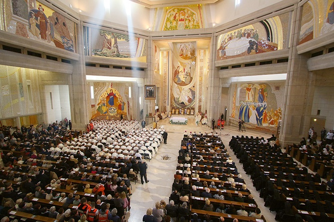 Wnętrze górnego kościoła sanktuarium zdobią mozaiki o. Marko Ivana Rupnika SJ, który zaprojektował także m.in. logo Roku Miłosierdzia.