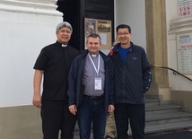 Przy wadowickiej bazylice - od lewej: ks. Gregory Chan Weng Koeng, ks. Wojciech Pastwa i abp Julian Leow Beng Kim z Kuala Lumpur