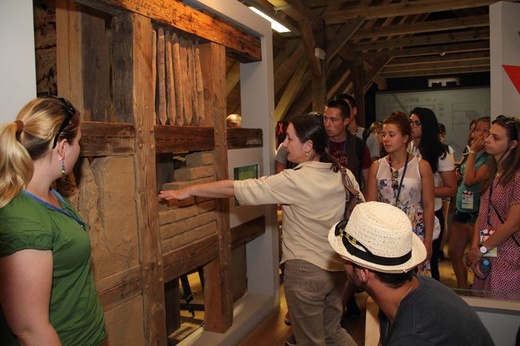 Pielgrzymi ŚDM ze Słupska zwiedzają skansen w Swołowie