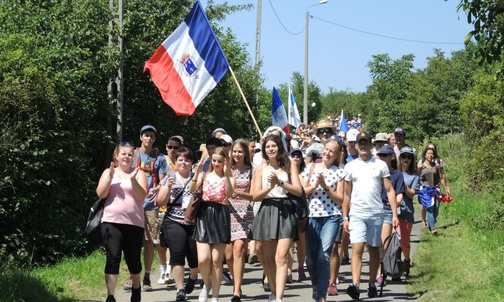 Francuscy goście parafii w Komorowicach przyszli na Trzyy Lipki pieszo