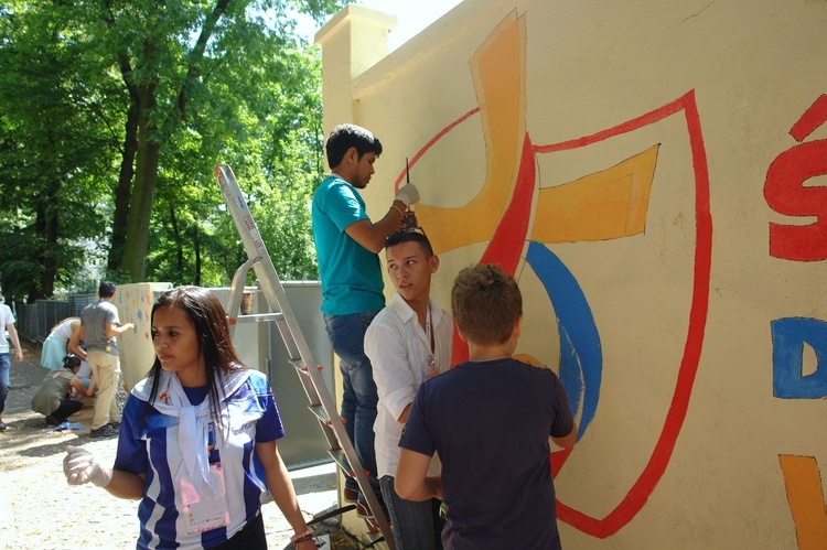 Mural ŚDM obok gliwickiej katedry