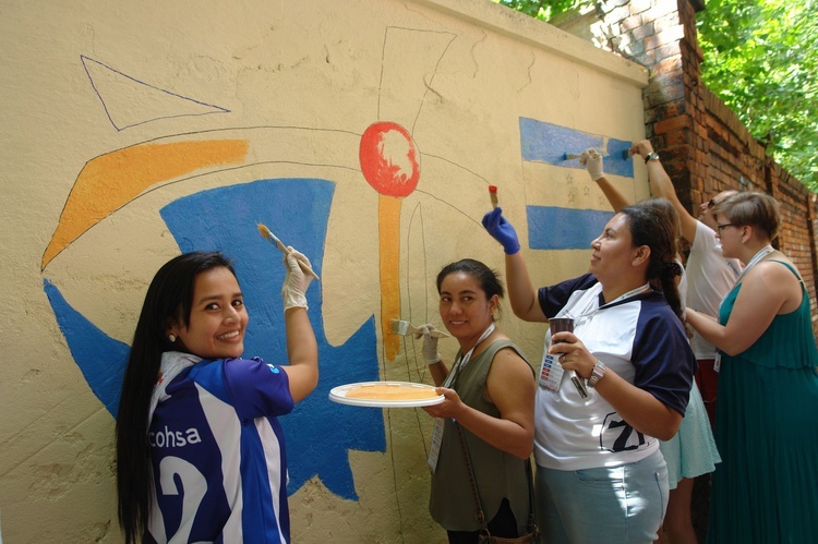 Mural ŚDM obok gliwickiej katedry