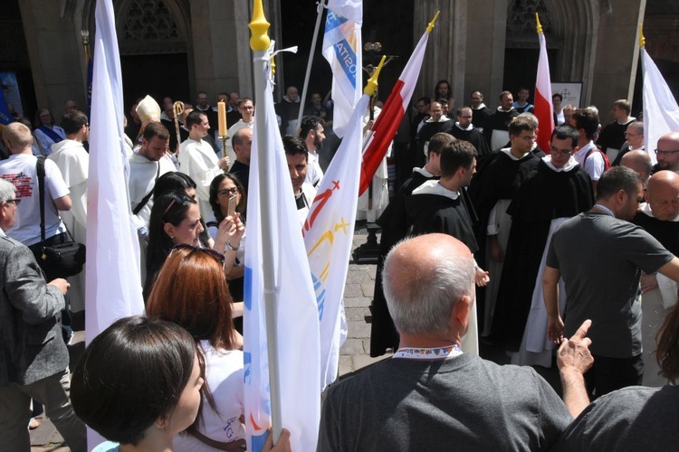 Wprowadzenie relikwii Pier Giorgio Frassatiego do bazyliki oo. dominikanów