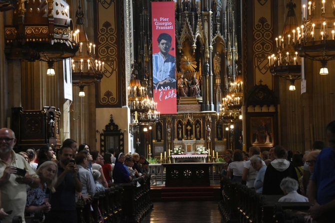 Wprowadzenie relikwii Pier Giorgio Frassatiego do bazyliki oo. dominikanów