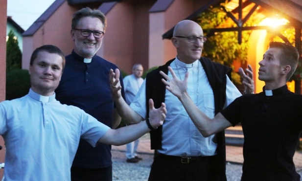 Od  lewej: ks. Michał Bogacz, ks. Ludwik Duży, bp Dominique Rey i ks. Jakub Tomica