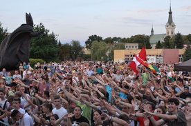 Przy pomniku Jana Pawła II zgromadziły się tłumy młodych 