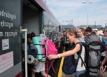 Młodzież wchodzi do pociągu specjalnego na dworcu w Łowiczu