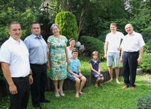 Bracia Oleg (z lewej) i Igor Bun poznali też syna i synową państwa Orzechowskich - Małgorzatę i Pawła - oraz ich wnuczęta Marysię i Stasia