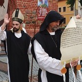 Na czele orszaku szedł kapłan niosący papieską bullę.