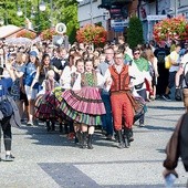 ŚDM-owy polonez  na tysiące par przeszedł centralnym deptakiem Radomia.