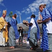 Wielokulturowa procesja z darami podczas  Mszy św. na Arenie Lublin.