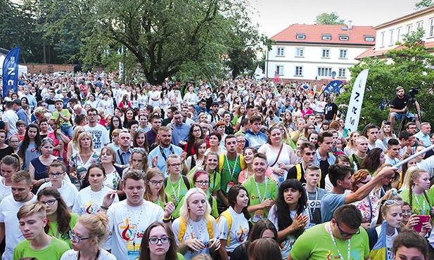 ▲	Diecezjalne święto młodych przed płocką katedrą. 