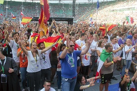 ▲	Takie tłumy wrocławski Stadion Miejski oglądał ostatnio podczas meczów na Euro 2012. Tym razem kibiców zastąpili katolicy.