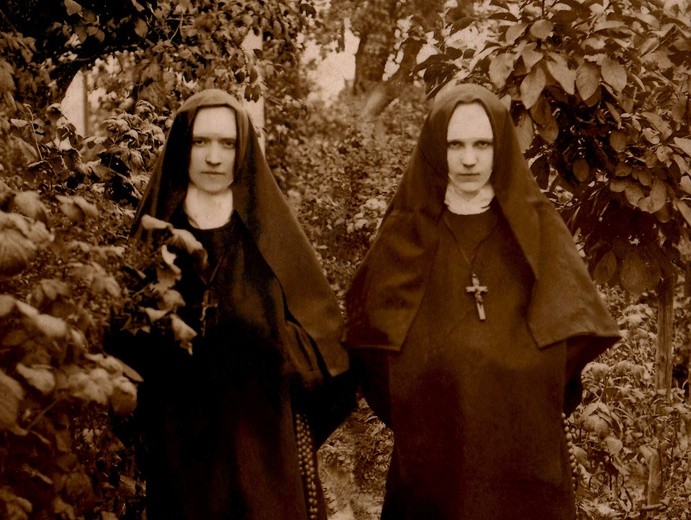 M. Szczęsna Maszewska (z lewej) i s. Teresa Kowalska (z prawej) w ogrodzie klasztornym w Przasnyszu w lecie 1924 roku