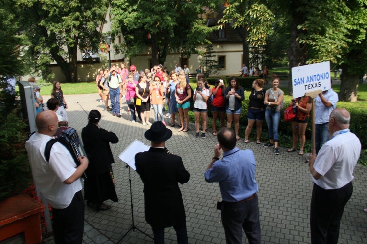 Pielgrzymi na ŚDM z Teksasu w Płużnicy Wielkiej i Kamieniu Śl.