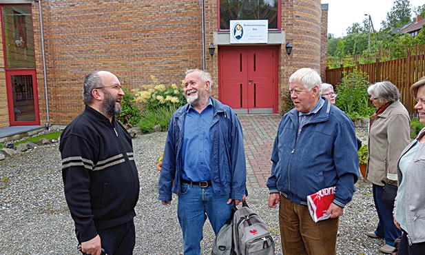 Ks. Marek Michalski MSF (pierwszy z lewej) w rozmowie z parafianami przed Karmelem w Tromsø.