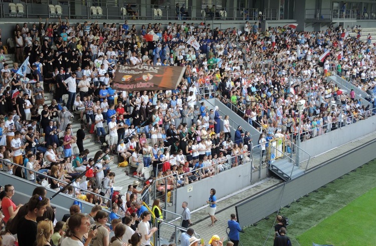 Katecheza z bp. Rysiem na stadionie "Cracovii"