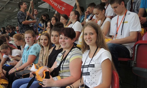 Bielsko-żywiecka ekipa na trybunach stadionu podczas katechezy